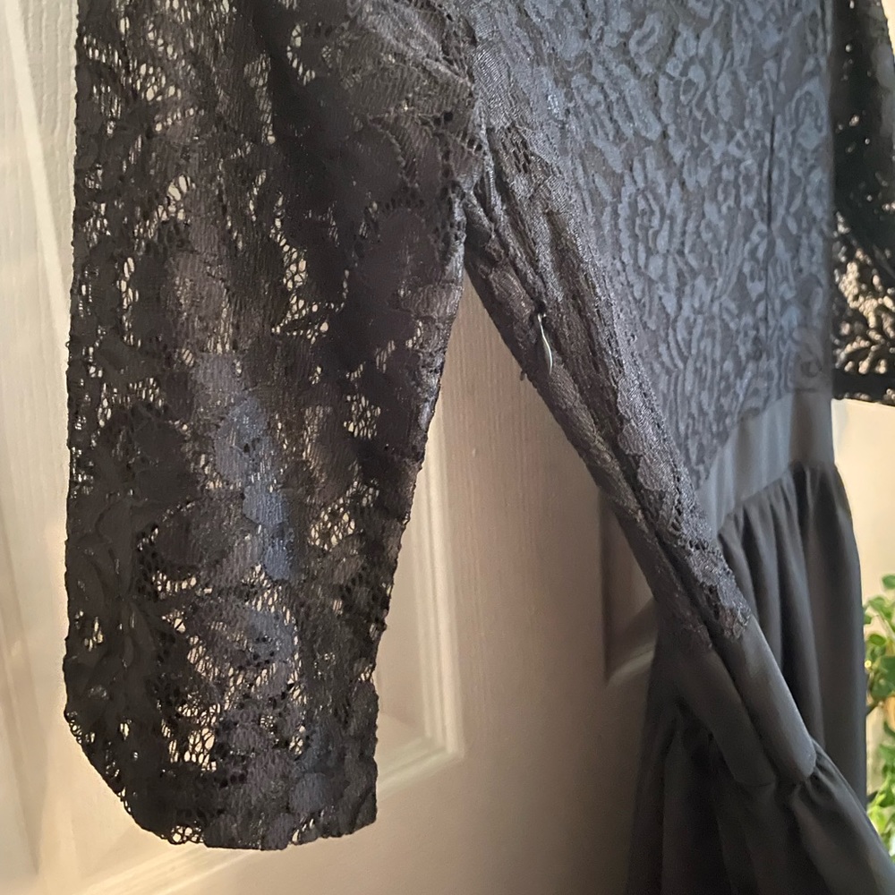 🖤 Floor Length Flowy Dress 🖤 - Picture 5 of 11